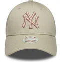 bojd-beige-justerbar-keps-med-rosa-logotyp-for-dam-9forty-league-essential-fran-new-york-yankees-mlb-av-new-era