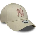 bezowa-regulowana-czapka-z-zakrzywionym-daszkiem-z-rozowym-logo-dla-kobiet-9forty-league-essential-new-york-yankees-mlb-new-era