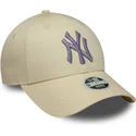 bojd-beige-justerbar-keps-med-lila-logotyp-for-dam-9forty-metallic-logo-fran-new-york-yankees-mlb-av-new-era