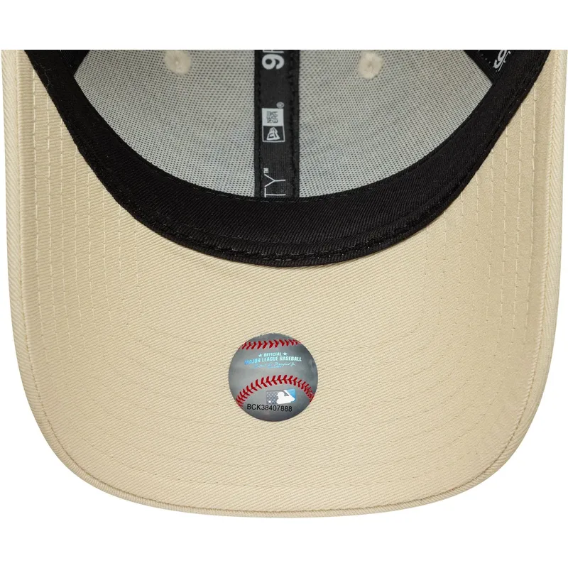 cappellino-curvo-beige-regolabile-con-logo-viola-da-donna-9forty-metallic-logo-dei-new-york-yankees-mlb-di-new-era