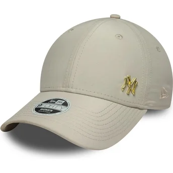 Böjd beige justerbar keps med gyllene logotyp för dam 9FORTY Flawless från New York Yankees MLB av New Era