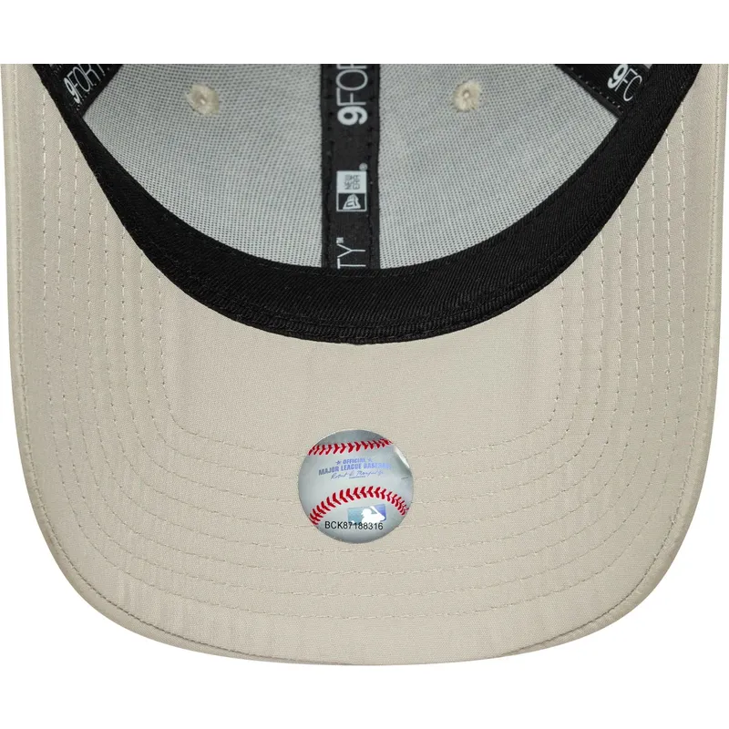 bojd-beige-justerbar-keps-med-gyllene-logotyp-for-dam-9forty-flawless-fran-new-york-yankees-mlb-av-new-era