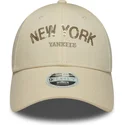 cappellino-curvo-beige-regolabile-da-donna-9forty-sequin-wordmark-dei-new-york-yankees-mlb-di-new-era