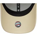 cappellino-curvo-beige-regolabile-da-donna-9forty-sequin-wordmark-dei-new-york-yankees-mlb-di-new-era