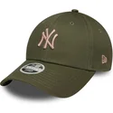 cappellino-curvo-verde-regolabile-con-logo-rosa-da-donna-9forty-league-essential-midi-dei-new-york-yankees-mlb-di-new-era
