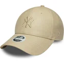 bojd-beige-justerbar-keps-med-beige-logotyp-for-dam-9forty-pu-fran-new-york-yankees-mlb-av-new-era