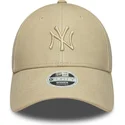 bojd-beige-justerbar-keps-med-beige-logotyp-for-dam-9forty-pu-fran-new-york-yankees-mlb-av-new-era