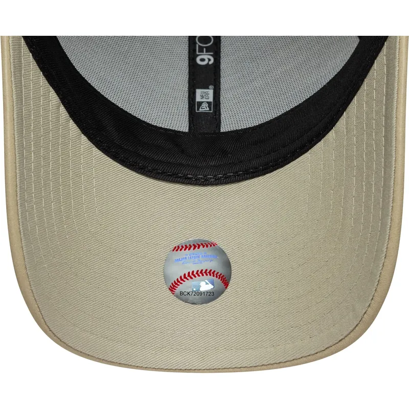 beige-verstellbare-curved-cap-mit-beigem-logo-fur-damen-9forty-pu-der-new-york-yankees-mlb-von-new-era