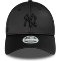 svart-bojd-snapback-keps-med-svart-logotyp-for-dam-9forty-satin-fran-new-york-yankees-mlb-av-new-era