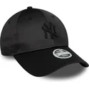 czarna-zakrzywiona-czapka-snapback-z-czarnym-logo-dla-kobiet-9forty-satin-new-york-yankees-mlb-new-era