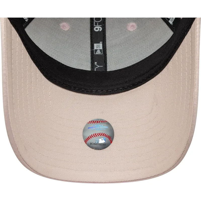 justerbar-rosa-bojd-keps-med-rosa-logotyp-for-dam-9forty-satin-new-york-yankees-mlb-fran-new-era