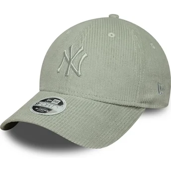Cappellino con visiera curva verde chiaro regolabile con logo verde da donna 9FORTY M-Crown Pastel Cord dei New York Yankees MLB di New Era