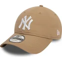 gorra-curva-marron-claro-ajustable-9twenty-league-essential-de-new-york-yankees-mlb-de-new-era