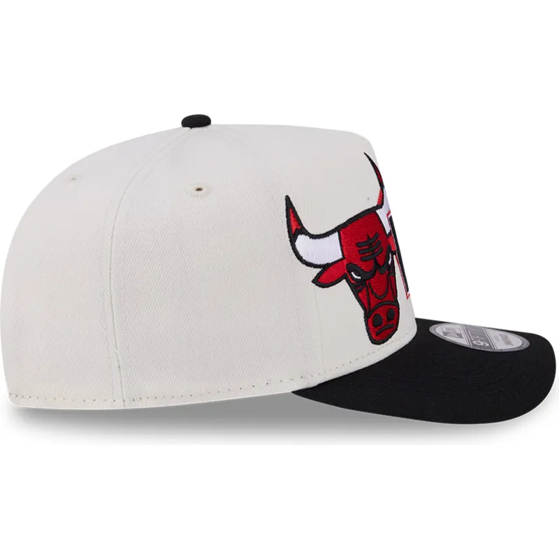 gorra-curva-beige-y-negra-snapback-9fifty-a-frame-classic-de-chicago-bulls-nba-de-new-era