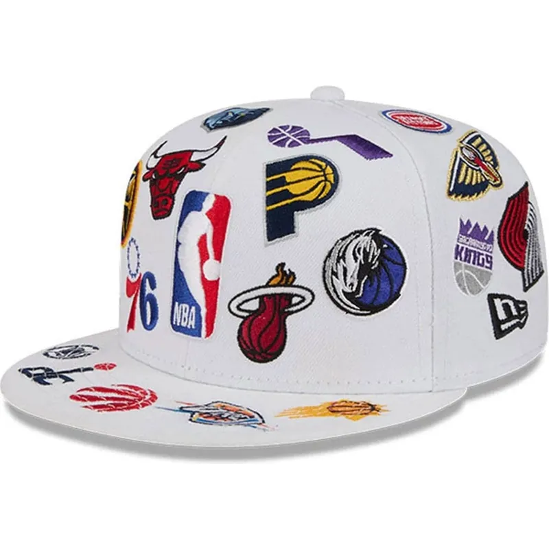 weisse-enganliegende-59fifty-all-over-flat-cap-von-nba-von-new-era