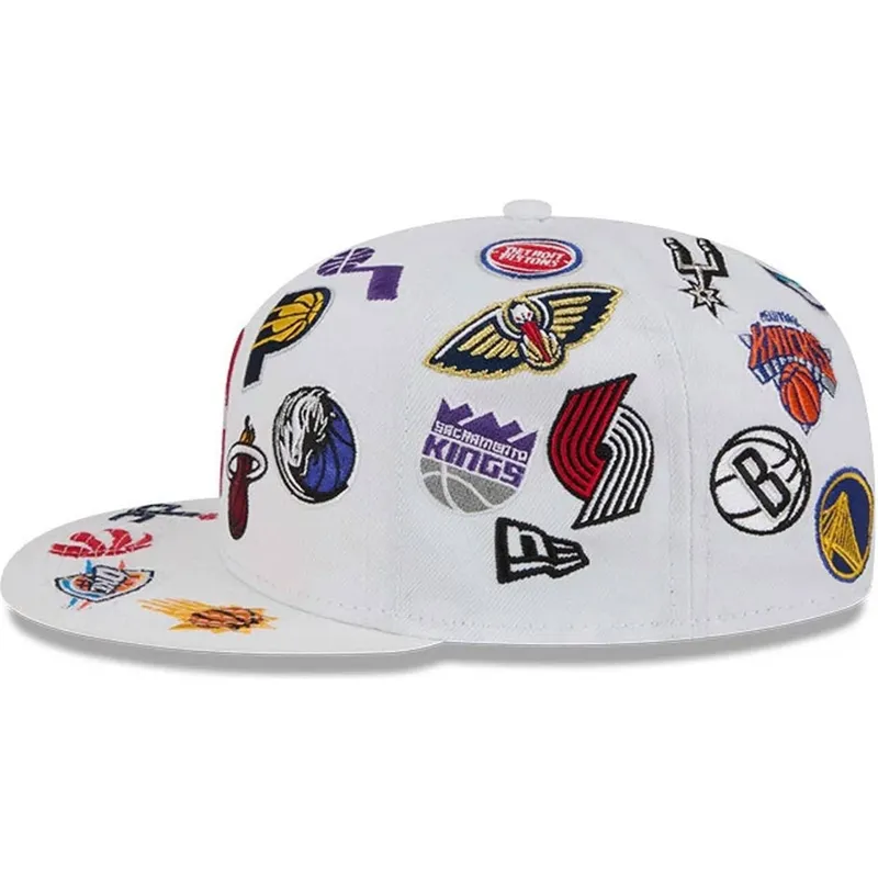 vit-platt-keps-justerad-59fifty-all-over-fran-nba-av-new-era