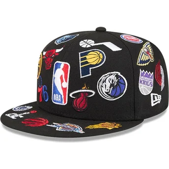 Svart platt keps justerad 59FIFTY All Over från NBA av New Era