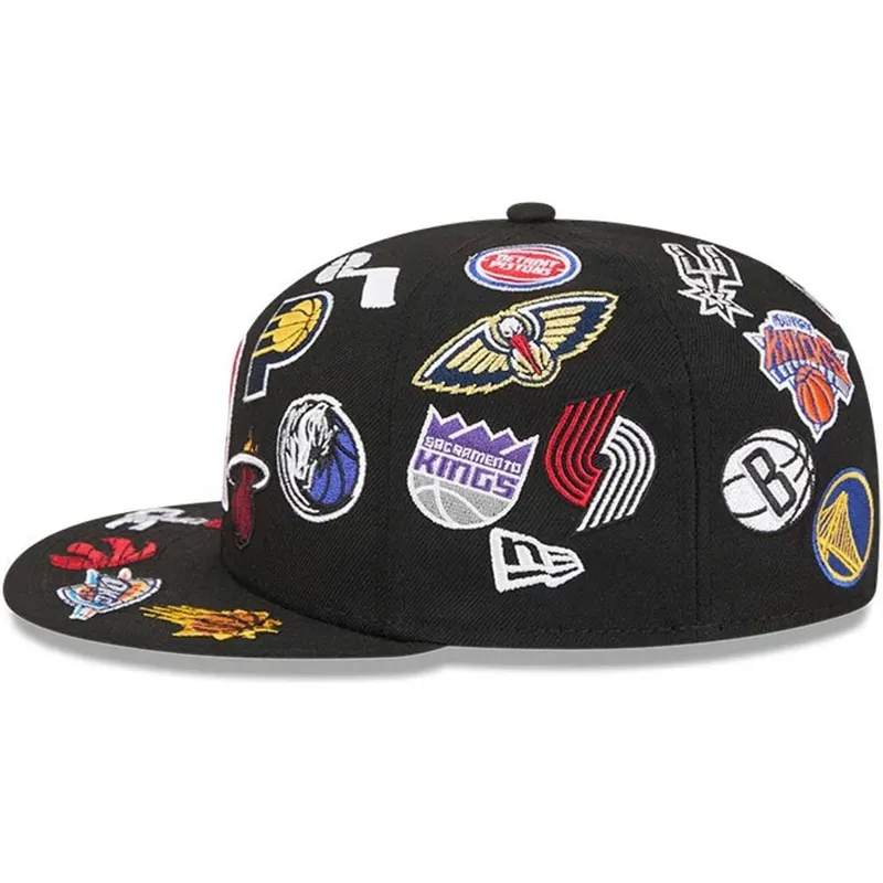 schwarze-enganliegende-59fifty-all-over-flatcap-von-nba-von-new-era