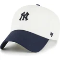 bezowa-i-granatowa-regulowana-czapka-z-daszkiem-clean-up-contemporary-two-tone-new-york-yankees-mlb-od-47-brand