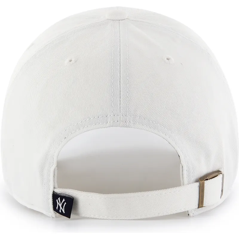 biala-zakrzywiona-czapka-z-bialym-logo-regulowana-clean-up-new-york-yankees-mlb-od-47-brand