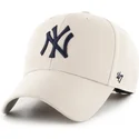 gorra-curva-beige-ajustable-con-logo-azul-marino-mvp-de-new-york-yankees-mlb-de-47-brand