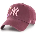 regulowana-czapka-z-zakrzywionym-daszkiem-w-kolorze-bordowym-clean-up-candy-heart-new-york-yankees-mlb-od-47-brand