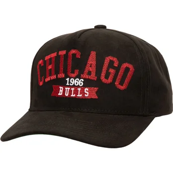 Czarna czapka z zakrzywionym daszkiem snapback Shady Suede Pro Chicago Bulls NBA Mitchell & Ness