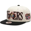 cappello-piatto-nero-e-beige-snapback-across-the-board-dei-philadelphia-76ers-nba-di-mitchell-ness