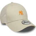 beige-justerbar-trucker-keps-med-orange-logotyp-for-barn-9forty-homefield-new-york-yankees-mlb-fran-new-era