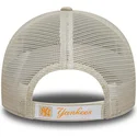 gorra-trucker-beige-ajustable-con-logo-naranja-para-nino-9forty-homefield-de-new-york-yankees-mlb-de-new-era