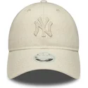 beige-verstellbare-curved-cap-mit-beigem-logo-fur-damen-9twenty-midi-linen-der-new-york-yankees-mlb-von-new-era