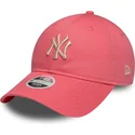gebogene-rosa-verstellbare-kappe-mit-beigem-logo-fur-damen-9twenty-league-essential-midi-von-new-york-yankees-mlb-von-new-era