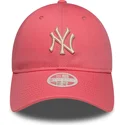 rosa-bojd-justerbar-keps-med-beige-logotyp-for-dam-9twenty-league-essential-midi-fran-new-york-yankees-mlb-av-new-era