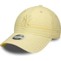 gelbe-verstellbare-curved-cap-mit-gelbem-logo-fur-damen-9twenty-seersucker-der-new-york-yankees-mlb-von-new-era