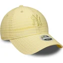 casquette-courbee-jaune-ajustable-avec-logo-jaune-pour-femme-9twenty-seersucker-new-york-yankees-mlb-new-era