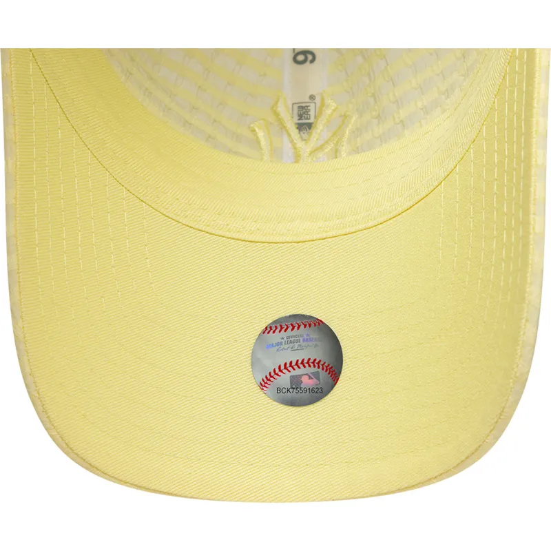 gelbe-verstellbare-curved-cap-mit-gelbem-logo-fur-damen-9twenty-seersucker-der-new-york-yankees-mlb-von-new-era