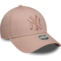 rosa-verstellbare-curved-cap-mit-rosa-logo-fur-damen-9forty-league-essential-der-new-york-yankees-mlb-von-new-era