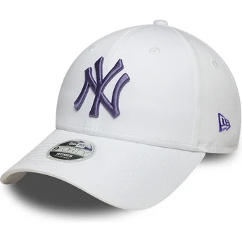 Gorra curva blanca ajustable con logo violeta para mujer 9FORTY League Essential de New York Yankees MLB de New Era