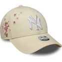 beige-verstellbare-curved-cap-fur-damen-9forty-floral-icon-side-der-new-york-yankees-mlb-von-new-era