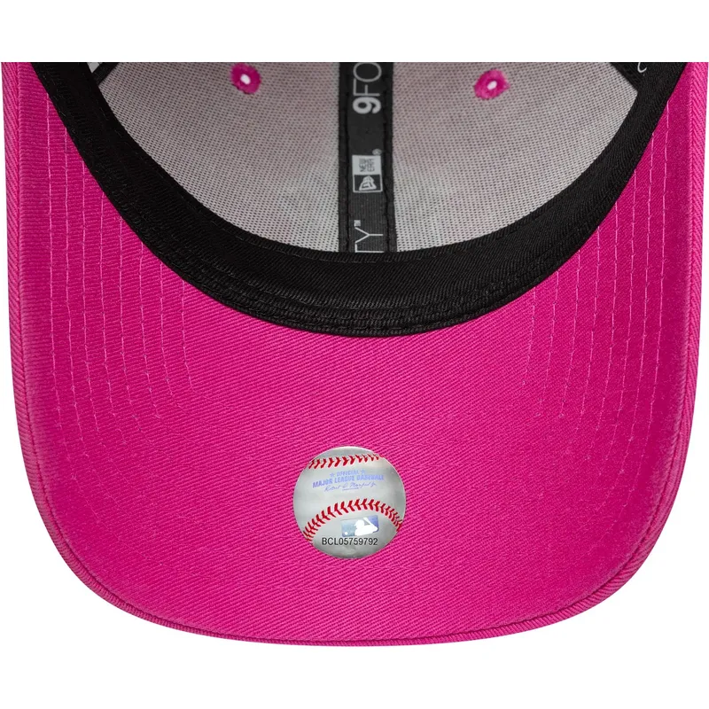 casquette-courbee-rose-ajustable-avec-logo-rose-9forty-team-outline-new-york-yankees-mlb-new-era