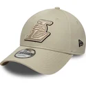 beige-verstellbare-curved-cap-mit-beigem-logo-9forty-team-outline-der-los-angeles-lakers-nba-von-new-era