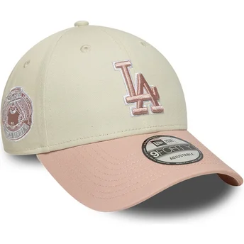 Beige och rosa justerbar kurvad keps med rosa logotyp 9FORTY World Series Patch från Los Angeles Dodgers MLB av New Era