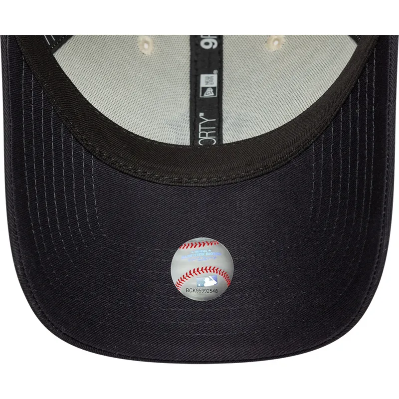 beige-und-marineblaue-verstellbare-curved-cap-mit-marineblauen-logo-9forty-world-series-der-new-york-yankees-mlb-von-new-era