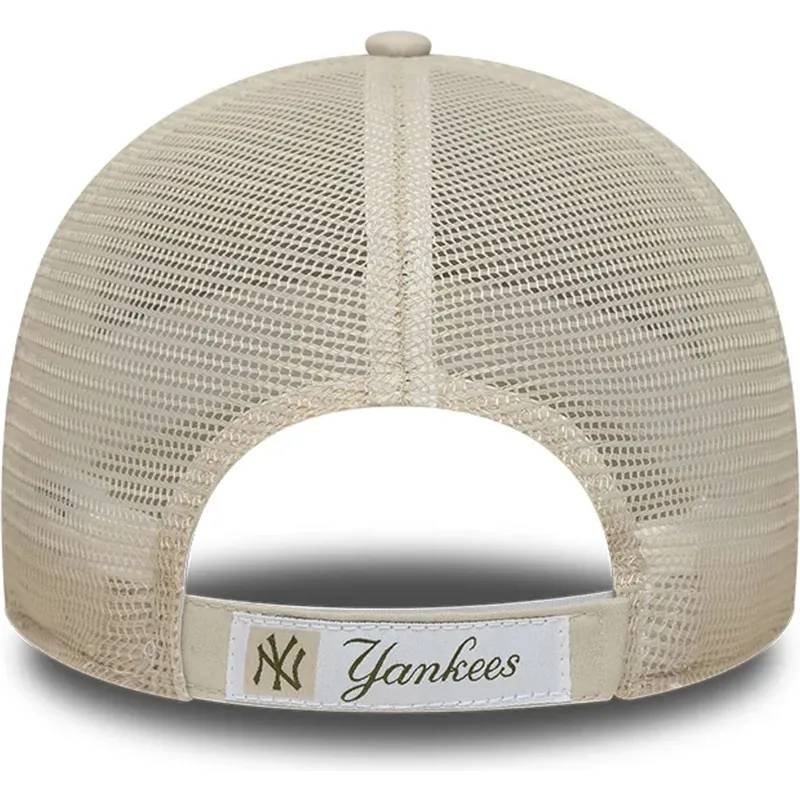 beige-justerbar-trucker-keps-med-gront-logotyp-9forty-homefield-midi-fran-new-york-yankees-mlb-av-new-era