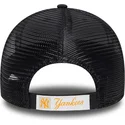 justerbar-marinbla-truckerkeps-med-orange-logotyp-9forty-homefield-midi-fran-new-york-yankees-mlb-av-new-era