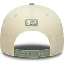 beige-und-grune-gebogene-snapback-kappe-mit-grunem-logo-9forty-m-crown-side-script-der-los-angeles-dodgers-mlb-von-new-era