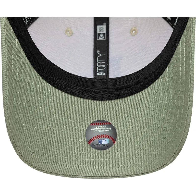 casquette-courbee-beige-et-verte-snapback-avec-logo-vert-9forty-m-crown-side-script-los-angeles-dodgers-mlb-new-era