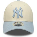 beige-und-blaue-gebogene-snapback-kappe-mit-blauem-logo-9forty-m-crown-side-script-der-new-york-yankees-mlb-von-new-era