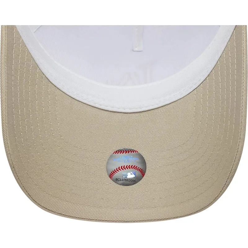 gorra-trucker-beige-y-blanca-con-logo-beige-a-frame-league-essential-de-los-angeles-dodgers-mlb-de-new-era