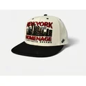 casquette-plate-beige-et-noire-snapback-nysky-skylines-the-snap-homenage